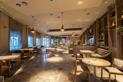 Restaurant, Hilton Garden Inn Tucuman in Tucuman