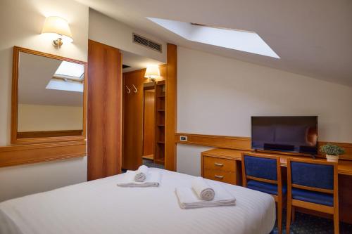 Economy Double Room image 2