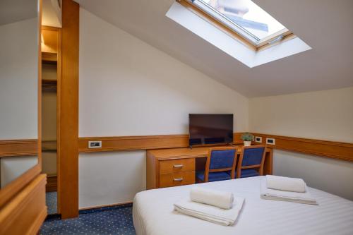 Economy Double Room image 3