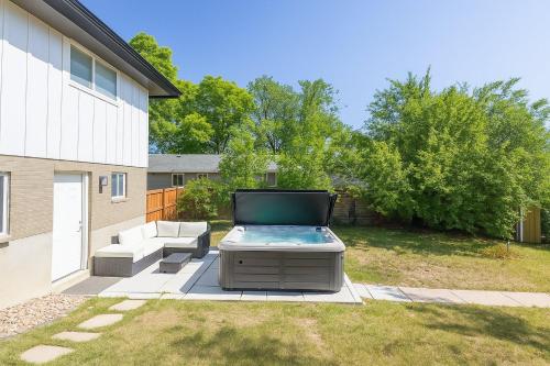 Mid-mod Centennial Retreat Hot Tubdeck Dtc in Centennial, USA