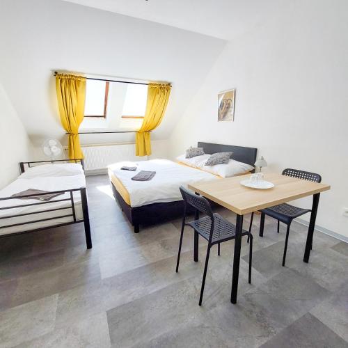 Beautiful attic room R3, Prag (Foto 3)
