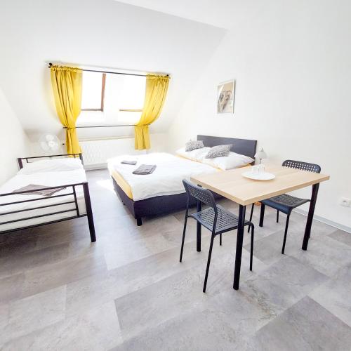 Beautiful attic room R3, Prag (Foto 11)