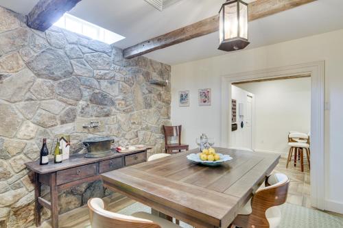 French Château Near Beaches, Mystic and Casinos! (French Chateau Near Beaches, Mystic and Casinos!) in North Stonington