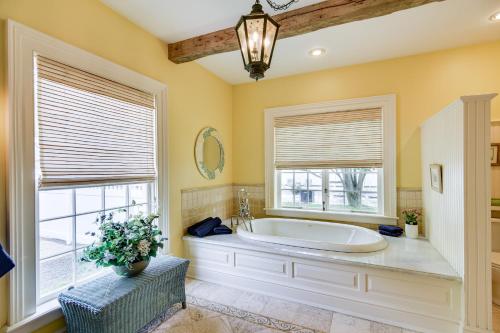 French Château Near Beaches, Mystic and Casinos! (French Chateau Near Beaches, Mystic and Casinos!) in North Stonington