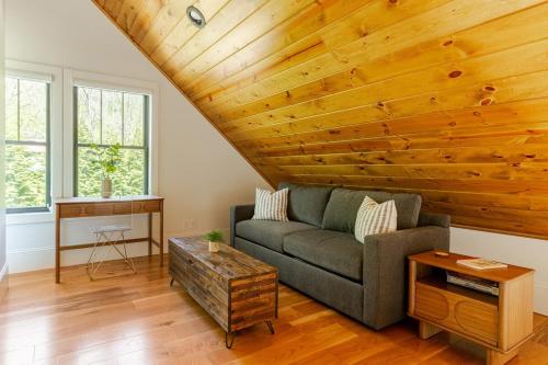 Nantahala River Luxury Escape-on the river! in Aquone, USA