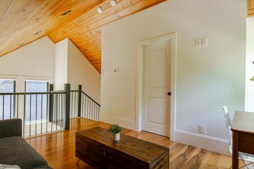 Nantahala River Luxury Escape-on the river! in Aquone, USA