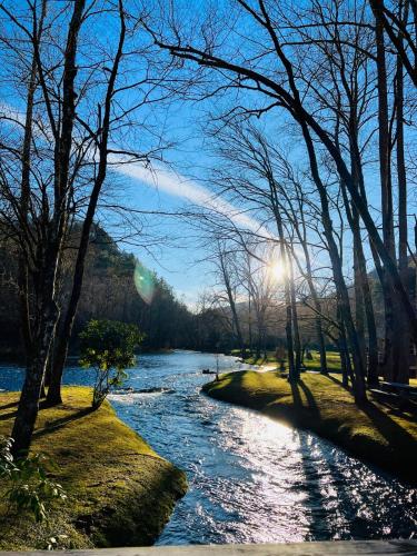 Nantahala River Luxury Escape-on the river! in Aquone, USA