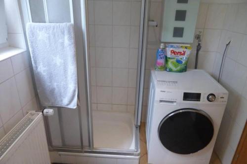 ห้องน้ำ, Weserglück Ferienwohnung Grohnde (Wesergluck Ferienwohnung Grohnde) in เอมเมอร์ทาล