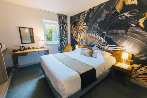 1 queen bed, 2 twin beds
