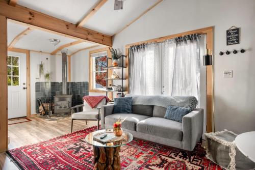Cozy Cabin w Lake, Hot Tub, Huge Deck & Fire Pit in Lost City, USA