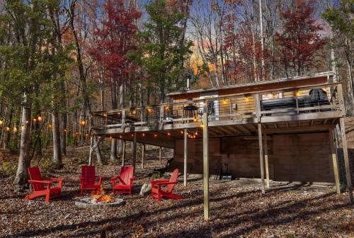 Cozy Cabin w Lake, Hot Tub, Huge Deck & Fire Pit in Lost City, USA