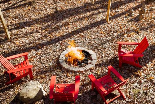 Cozy Cabin w Lake, Hot Tub, Huge Deck & Fire Pit in Lost City, USA