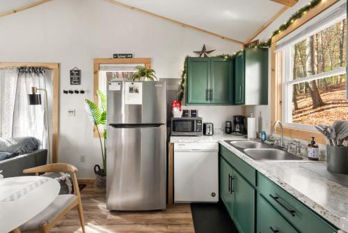 Cozy Cabin w Lake, Hot Tub, Huge Deck & Fire Pit in New Market (VA)