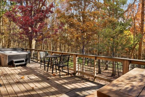 Cozy Cabin w Lake, Hot Tub, Huge Deck & Fire Pit in New Market (VA)