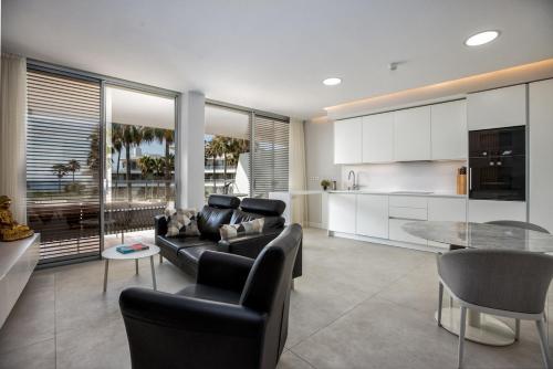 The Edge - Beachfront 2 Bedroom Holiday Apartment in ลา ลาสปารา