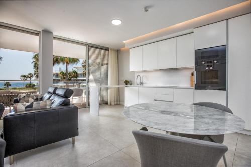 The Edge - Beachfront 2 Bedroom Holiday Apartment in ลา ลาสปารา