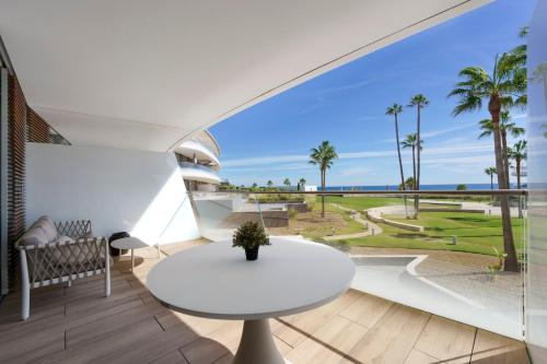 The Edge - Beachfront 2 Bedroom Holiday Apartment in ลา ลาสปารา