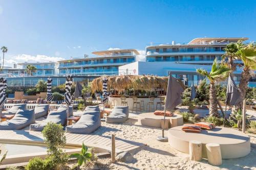 The Edge - Beachfront 2 Bedroom Holiday Apartment in ลา ลาสปารา