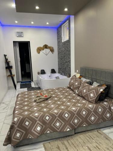 Suite GOLD by L Amaryllis I Jacuzzi & Sauna privé I Centre Béziers Arrivée autonome
