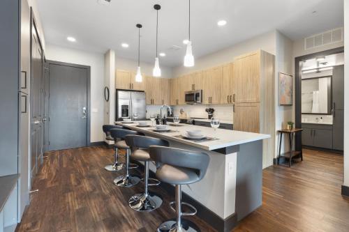 Modern Comfort North Austin with Balcony and Workspace thumb 3