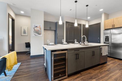 Modern Comfort North Austin with Balcony and Workspace thumb 4