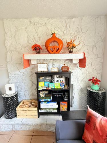 Fun-Filled Retreat Near Six Flags For 15 People in Arlington, USA