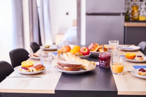 Patogumai, TH 101 Appartement F3 spacieux 1 à 5 pers 1er étage (TH 101 Appartement F3 spacieux 1 a 5 pers 1er etage) in Thanas