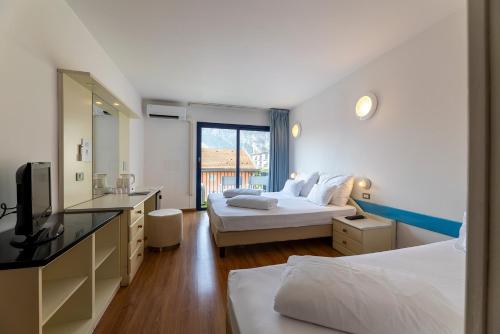 Camera tripla, balcone