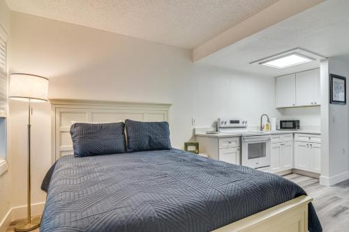 Bright Gulf Coast Escape - 8 Mi to Johns Pass!