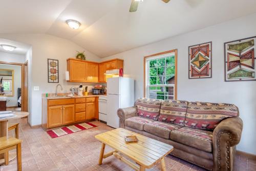 Qualla Cabins and Motel - image 8