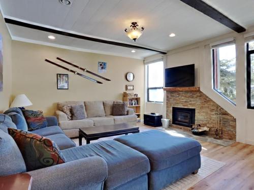 Walk To Lifts! Remodeled 2 Bedroom Condo