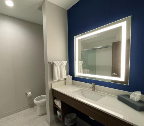 La Quinta Inn & Suites by Wyndham Valdosta - image 2
