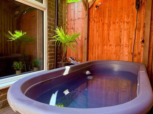 อ่างแช่น้ำร้อน, Luxurious Private Retreat Ideal Getaway for two in อีท แกรนสเตรด