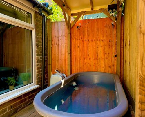 อ่างแช่น้ำร้อน, Luxurious Private Retreat Ideal Getaway for two in อีท แกรนสเตรด