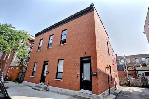 Sacha's Home Away In Quiet Montreal near Taman Olimpik