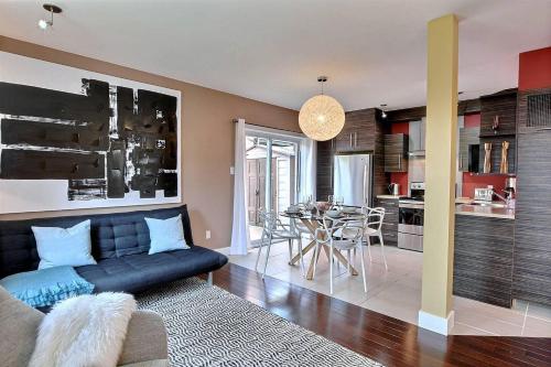 Sacha's Home Away In Quiet Montreal near Etat Major
