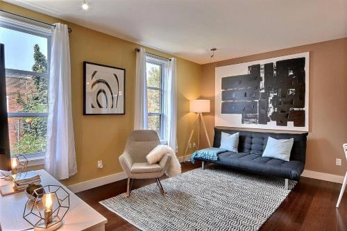 Sacha's Home Away In Quiet Montreal near Etat Major