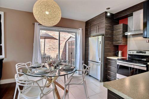 Sacha's Home Away In Quiet Montreal near Etat Major