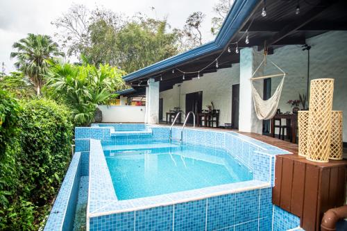 Kika Zaru Free MA Park Tour & Breakfast in Quepos