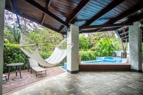 Kika Zaru Free MA Park Tour & Breakfast in Quepos