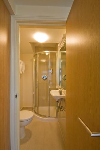 Queens Hotel - image 11