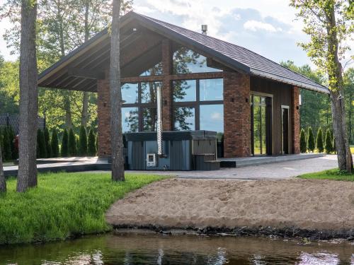 Galuonu vilos Ezero in 因圖爾克