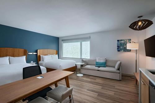 1 queen bed, 1 sofa bed