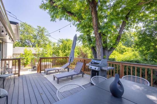 Hot Tub House with BBQ Deck and Workspace in Centennial (CO)