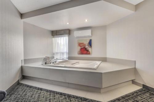 浴室, 布羅薩爾貝斯特韋斯特酒店 (Best Western Hotel Brossard) in 布洛薩德