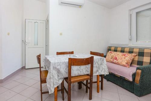Two-Bedroom Apartment with Balcony image 5
