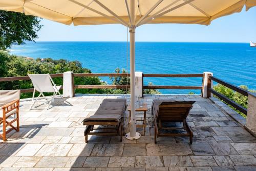 Hideaway in Damouchari with private access to sea ANNA