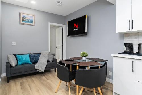 Blissful Nest - Cozy, Classy 2 Bedroom Private Suite Netflix, free Parking, 20 minutes to West Edmonton Mall and Airport · Devon