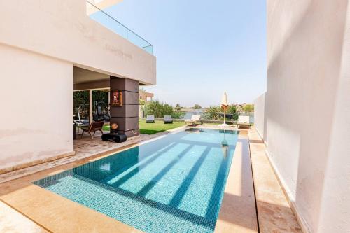 Escape to Luxury: 4 Bedroom Villa on Golf Course