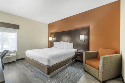 Best Western Plus Lee's Summit Hotel & Suites Room Type - Suite, 1 King Bed, Non Smoking, Refrigerator & Microwave (with Sofabed)